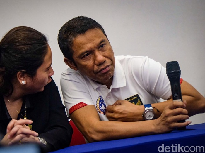 Sekretaris Jenderal Persatuan Sepakbola Seluruh Indonesia (PSSI) Yunus Nusi (tengah) didampingi Wasekjen PSSI Maaike Ira Puspita (kiri) dan dokter timnas Indonesia Syarif Alwi Maurapey (kiri) memberikan keterangan pers di Stadion Madya Senayan, Jakarta, Minggu (2/10/2022), terkait tragedi Kanjuruhan.