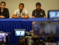 Sekretaris Jenderal Persatuan Sepakbola Seluruh Indonesia (PSSI) Yunus Nusi (tengah) didampingi Wasekjen PSSI Maaike Ira Puspita (kiri) dan dokter timnas Indonesia Syarif Alwi Maurapey (kiri) memberikan keterangan pers di Stadion Madya Senayan, Jakarta, Minggu (2/10/2022), terkait tragedi Kanjuruhan.  