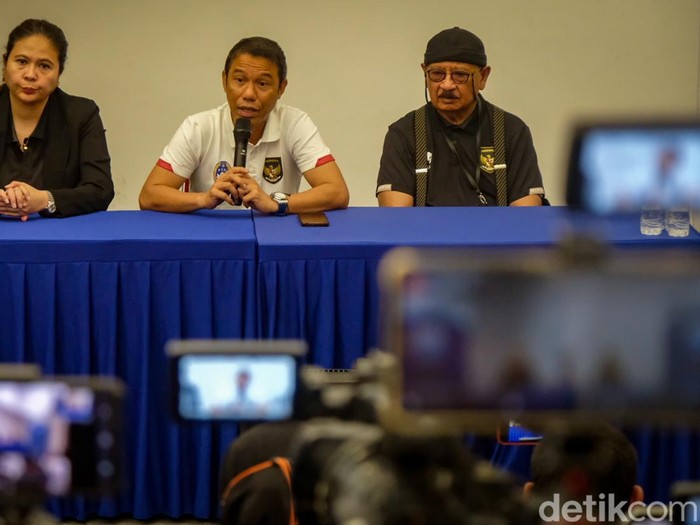 Sekretaris Jenderal Persatuan Sepakbola Seluruh Indonesia (PSSI) Yunus Nusi (tengah) didampingi Wasekjen PSSI Maaike Ira Puspita (kiri) dan dokter timnas Indonesia Syarif Alwi Maurapey (kiri) memberikan keterangan pers di Stadion Madya Senayan, Jakarta, Minggu (2/10/2022), terkait tragedi Kanjuruhan.