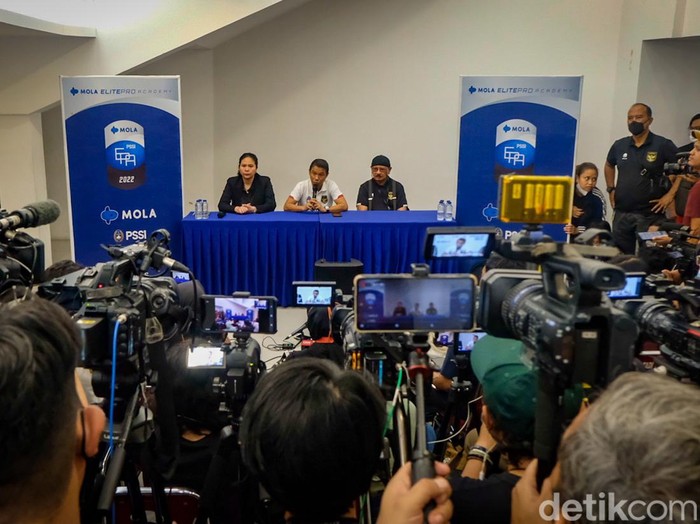 Sekretaris Jenderal Persatuan Sepakbola Seluruh Indonesia (PSSI) Yunus Nusi (tengah) didampingi Wasekjen PSSI Maaike Ira Puspita (kiri) dan dokter timnas Indonesia Syarif Alwi Maurapey (kiri) memberikan keterangan pers di Stadion Madya Senayan, Jakarta, Minggu (2/10/2022), terkait tragedi Kanjuruhan.