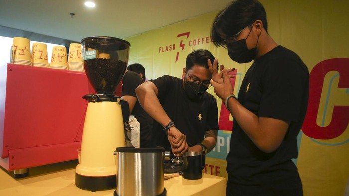 Puluhan Barista Ikuti Kompetisi Latte Art di Jakarta Sejumlah barista mengikuti kompetisi Flash Latte Art Championship di Jakarta, Minggu (2/10/2022). Kompetisi ini diselenggarakan untuk menyambut Hari Kopi Sedunia yang jatuh setiap 1 Oktober.