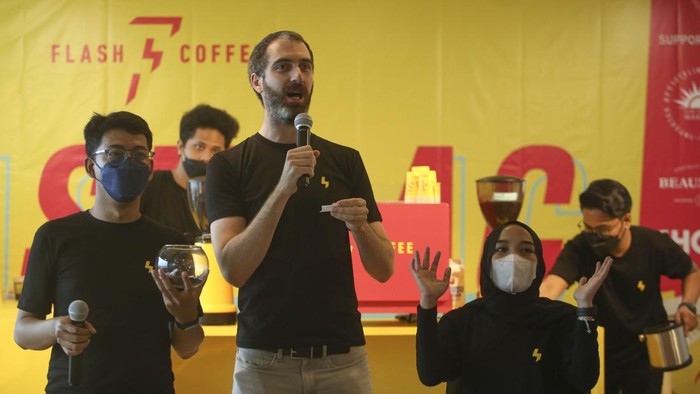 Puluhan Barista Ikuti Kompetisi Latte Art di Jakarta Sejumlah barista mengikuti kompetisi Flash Latte Art Championship di Jakarta, Minggu (2/10/2022). Kompetisi ini diselenggarakan untuk menyambut Hari Kopi Sedunia yang jatuh setiap 1 Oktober.