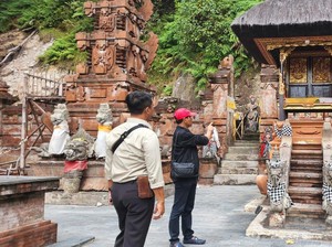 5 Fakta Bule Duduki Palinggih di Pura Teratai Bang-Dinilai Melecehkan