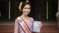 Tania Saputra terlihat mengenakan kebaya Bali warna ungu dan selendang merah marun yang dililitkan di perutnya. Kebaya tersebut dipakai Tania Saputra dalam pertemuan bersama Wakil Gubernur Bali, Cok Ace. Foto: Instagram Tania Saputra