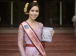 Tania Saputra terlihat mengenakan kebaya Bali warna ungu dan selendang merah marun yang dililitkan di perutnya. Kebaya tersebut dipakai Tania Saputra dalam pertemuan bersama Wakil Gubernur Bali, Cok Ace. Foto: Instagram Tania Saputra