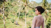 Potret lainnya Tania Saputra berkebaya Bali diambil, di Tegalalang, Ubud, Gianyar, Bali. Ia terlihat berfoto dengan latar persawahan terasering khas Bali. Foto: Instagram Tania Saputra