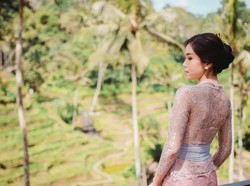 Potret lainnya Tania Saputra berkebaya Bali diambil, di Tegalalang, Ubud, Gianyar, Bali. Ia terlihat berfoto dengan latar persawahan terasering khas Bali. Foto: Instagram Tania Saputra