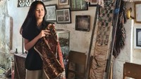 Tania Saputra juga sempat terlihat menggunggah postingan tentang kain Gringsing, kain tenun khas Tenganan, Karangasem, Bali. Ia memperlihatkan proses pembuatan kain Gringsing. Foto: Instagram Tania Saputra