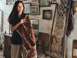 Tania Saputra juga sempat terlihat menggunggah postingan tentang kain Gringsing, kain tenun khas Tenganan, Karangasem, Bali. Ia memperlihatkan proses pembuatan kain Gringsing. Foto: Instagram Tania Saputra