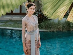 Putri Pariwisata Indonesia 2022 terlihat anggun dengan balutan kebaya Bali berwarna soft. Sebagai informasi, semua foto dalam artikel diambil dari Instagram resmi Tania Saputra. Tim detikBali telah mendapatkan izin dari yang bersangkutan. Foto: Instagram Tania Saputra