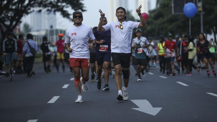 Ratusan Jurnalis Ikuti Maraton di CFD Labuan Bajo Staf Khusus Menteri BUMN Arya Sinulingga membuka ajang Road to IFG Labuan Bajo Marathon 2022 di Sudirman, Jakarta, Minggu (2/10/2022). Acara hari ini diselenggarakan juga untuk memeriahkan hari Batik nasional.