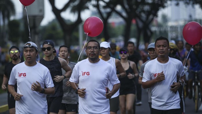 Staf Khusus Menteri BUMN Arya Sinulingga membuka ajang Road to IFG Labuan Bajo Marathon 2022 di Sudirman, Jakarta, Minggu (2/10/2022). Acara hari ini diselenggarakan juga untuk memeriahkan hari Batik nasional.