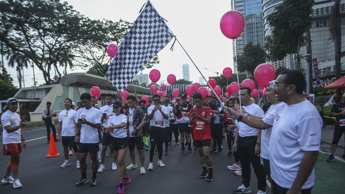 Staf Khusus Menteri BUMN Arya Sinulingga membuka ajang Road to IFG Labuan Bajo Marathon 2022 di Sudirman, Jakarta, Minggu (2/10/2022). Acara hari ini diselenggarakan juga untuk memeriahkan hari Batik nasional.