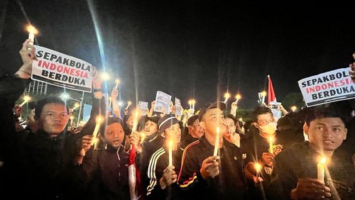 Ratusan pecinta sepakbola gelar aksi duka tragedi Kanjuruhan di GBK, Jakarta
