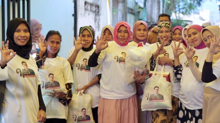Relawan Sandiaga Gelar Bazar Sembako Murah di Makassar