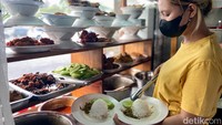 Ketika masuk ke restorannya langsung disambut dengan aneka lauk-pauk yang dijajakan secara bertingkat di etalase seperti restoran Padang pada umumnya. Foto: detikcom