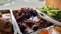 Kami memesan salah satu yang jadi andalan adalah ayam bakar. Satu porsi Nasi Padang di sini dilengkapi dengan kondimen bumbu rendang, timun, sambal ijo dan lauk pilihan. Foto: detikcom