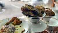 Dengan lauk ayam bakar ini dibanderol sekitar Rp 30.000. Untuk makanan yang ada di Bandara, ini terbilang terjangkau. Apalagi porsi yang diberikan mengenyangkan dengan kualitas rasa. Foto: detikcom