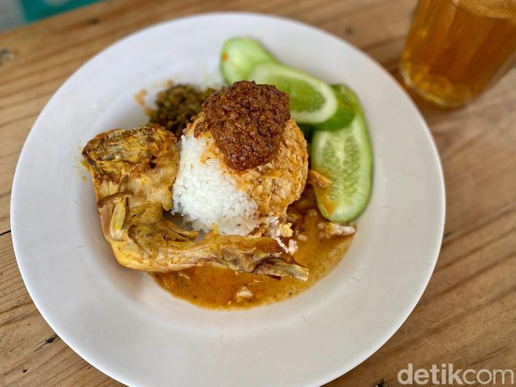 Makan Nasi Padang di Kantin Langganan Pilot Ini Cuma Rp 25.000