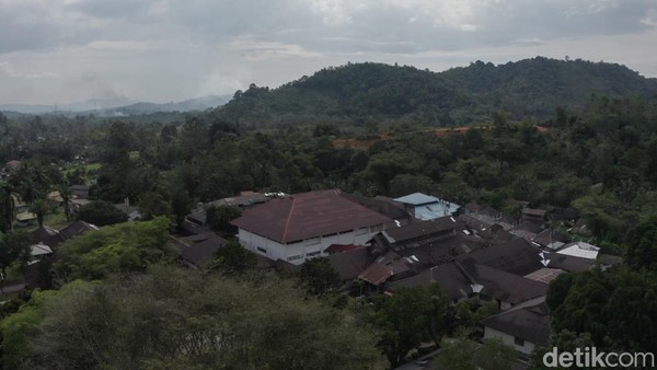 Rumah Sakit Ini Berdiri di Tengah Bukit Vandering, Kalbar