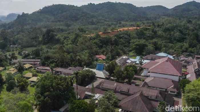 Ditengah tikungan tajam di bukit Vandering terdapat salah satu rumah sakit di atas bukit Vandering Kalimantan Barat yang telah beroperasi sejak tahun 1956 ini potretnya.