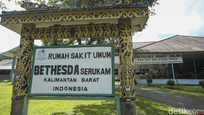 Rumah Sakit Ini Berdiri di Tengah Bukit Bandering, Kalbar Ditengah tikungan tajam di bukit Vandering terdapat salah satu rumah sakit di atas bukit Vandering Kalimantan Barat yang telah beroperasi sejak tahun 1956 ini potretnya.