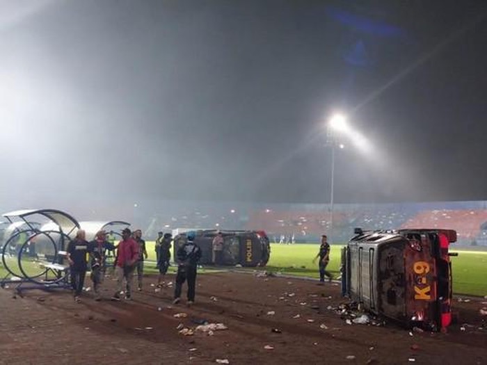 Suasana kerusuhan di Stadion Kanjuruhan, Sabtu (1/10/2022) malam WIB.