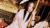 Penampilan Sakura terlihat badass. Foto: (dok. HYBE/Source Music)