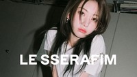Ia memadukan pakaiannya dengan sepatu hitam. Foto: (dok. HYBE/Source Music)