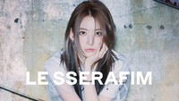Sakura tampil menawan dengan busana serba putih. Foto: (dok. HYBE/Source Music)