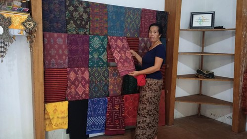 Salah satu pengusaha tenun endek Arta Nadi Sidemen, Ni Ketut Murni menunjukkan kain tenun produksinya, Minggu (2/10/2022).