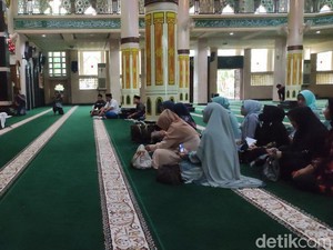 Sempat Bikin Heboh, Komunitas MUA Ikuti Ngaji di Masjid Agung Ciamis