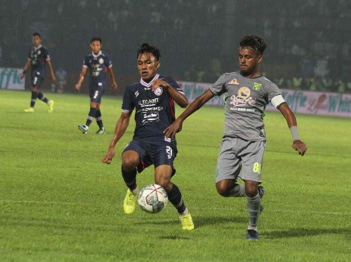 Pesepak bola Arema FC Arkhan Fikri (kiri) berebut bola dengan pesepak bola Persebaya Surabaya Muhammad Alwi Slamat (kanan) dalam pertandingan lanjutan BRI Liga 1 di Stadion Kanjuruhan, Malang, Jawa Timur, Sabtu (1/10/2022). ANTARA FOTO/Ari Bowo Sucipto/tom.