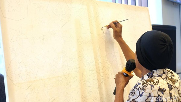 Kegiatan melukis motif batik Betawi dipandu Armain, salah satu pelukis dari anggota Komunitas Pelukis dan Pekerja Seni Indonesia (KOPPI), yang bersekretariat di Desa Seni Taman Mini Indonesia Indah. Kegiatan melukis motif batik Betawi dipandu Armain, salah satu pelukis dari anggota Komunitas Pelukis dan Pekerja Seni Indonesia (KOPPI), yang bersekretariat di Desa Seni Taman Mini Indonesia Indah.Â