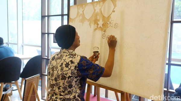 Batik termasuk salah satu warisan budaya bangsa yang telah diakui secara internasional. Kalau biasanya batik identik dengan canting dan malam, kali ini traveler bisa membatik dengan sederhana menggunakan kopi bubuk lho.  Batik termasuk salah satu warisan budaya bangsa yang telah diakui secara internasional. Kalau biasanya batik identik dengan canting dan malam, kali ini traveler bisa membatik dengan sederhana menggunakan kopi bubuk lho. Â