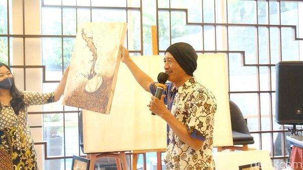 Aston Priority Simatupang yang turut berpartisipasi dalam Hari Batik Nasional mengajak pengunjung hotel belajar melukis motif batik Betawi. Pewarna yang digunakan alami, yakni kopi bubuk yang dicampur air hingga bertekstur agak kental. Aston Priority Simatupang yang turut berpartisipasi dalam Hari Batik Nasional mengajak pengunjung hotel belajar melukis motif batik Betawi. Pewarna yang digunakan alami, yakni kopi bubuk yang dicampur air hingga bertekstur agak kental.Â