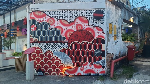 Terdapat beragam hasil karya seni yang ditampilkan. Kebanyakan lokasinya agak tersembunyi, yakni di bagian belakang sebelah kiri dari area masuk Mbloc.