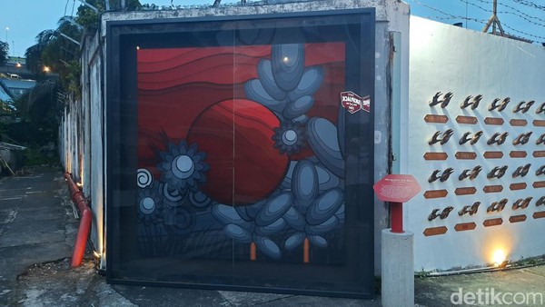 Kemudian ada pula berbagai mural keren dengan tema berbeda-beda.