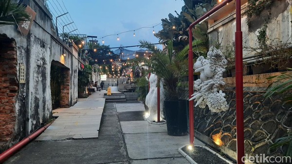 Mbloc Space menyimpan banyak area asik untuk hangout bersama teman-teman atau pun pasangan. Tak hanya kafe dan Mbloc Market, di sini juga terdapat berbagai spot nyeni yang keren. Mbloc Space menyimpan banyak area asik untuk hangout bersama teman-teman atau pun pasangan. Tak hanya kafe dan Mbloc Market, di sini juga terdapat berbagai spot nyeni yang keren.