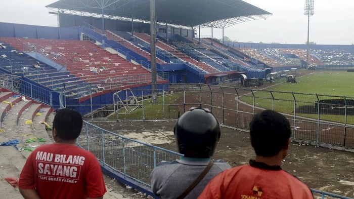 Stadion Kanjuruhan Rusak Usai Kerusuhan Maut People examine the damage following a soccer match stampede at the Kanjuruhan Stadium in Malang, East Java, Indonesia, Sunday, Oct. 2, 2022. Panic at an Indonesian soccer match after police fired tear gas to to disperse supporters invading the pitch left over 100 people dead, mostly trampled to death, police said Sunday. (AP Photo/Hendra Permana)