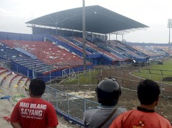 Kerusuhan yang terjadi pada Sabtu (1/10) malam mengakibatkan Stadion Kanjuruhan Rusak. Foto: AP/Hendra Permana