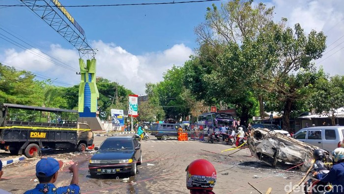 Pantauan detikJatim pada Minggu (2/10/2022) sekitar pukul 12.00 WIB, banyak kerusakan yang tampak. Di pintu masuk stadion ada tiga bangkai mobil yang belum dievakuasi.