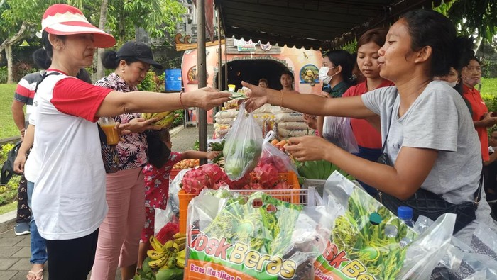 Suasana di kegiatan Bazar Pangan Murah atau Operasi Pasar yang digelar Dinas Pertanian Ketahanan Pangan Provinsi Bali di kawasan monumen Bajra Sandi, Renon Minggu (2/10/2022)