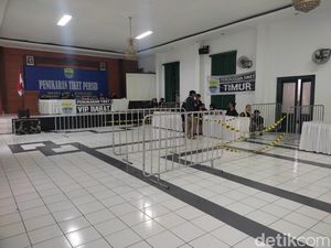 Laga Ditunda, Begini Suasana Penukaran Tiket Persib Vs Persija