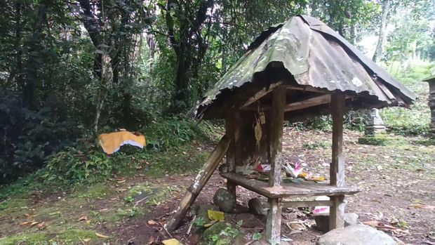 Suasana Pura Suranadi di sisi kanan Batu Nikeh dengan suasana yang masih alami.