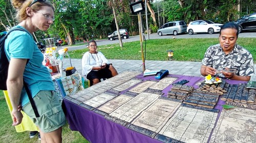 Suasana weekend market di halaman Naga Eight Restaurant di Jalan Danau Tamblingan Nomor 89, Kelurahan Sanur, Kecamatan Denpasar Selatan, Kota Denpasar. (I Wayan Sui Suadnyana/detikBali)