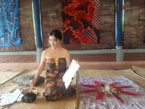Sucittarini Delyana menunjukkan pembuatan batik di Puri Padi, Ubud, Sabtu (1/10/2022)