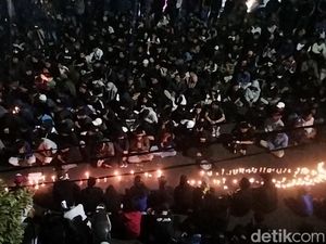 Suporter Arema Nyalakan Ratusan Lilin di Stadion Gajayana-Desak Panpel Dihukum