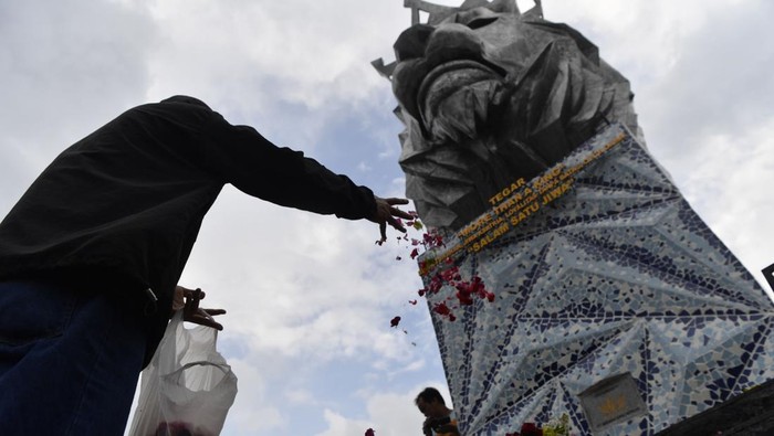 Suporter Arema FC Tabur Bunga di Stadion Kanjuruhan Suporter Arema FC (Aremania) menabur bunga di Patung Singa Stadion Kanjuruhan, Malang, jawa Timur, Minggu (2/10/2022). Sejumlah suporter Arema menabur bunga di Stadion Kanjuruhan sebagai bentuk duka cita atas jatuhnya korban dalam kerusuhan yang terjadi di stadion itu. ANTARA FOTO/Zabur Karuru/foc.
