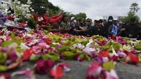 Selain menabur bunga, mereka melakukan doa bersama.